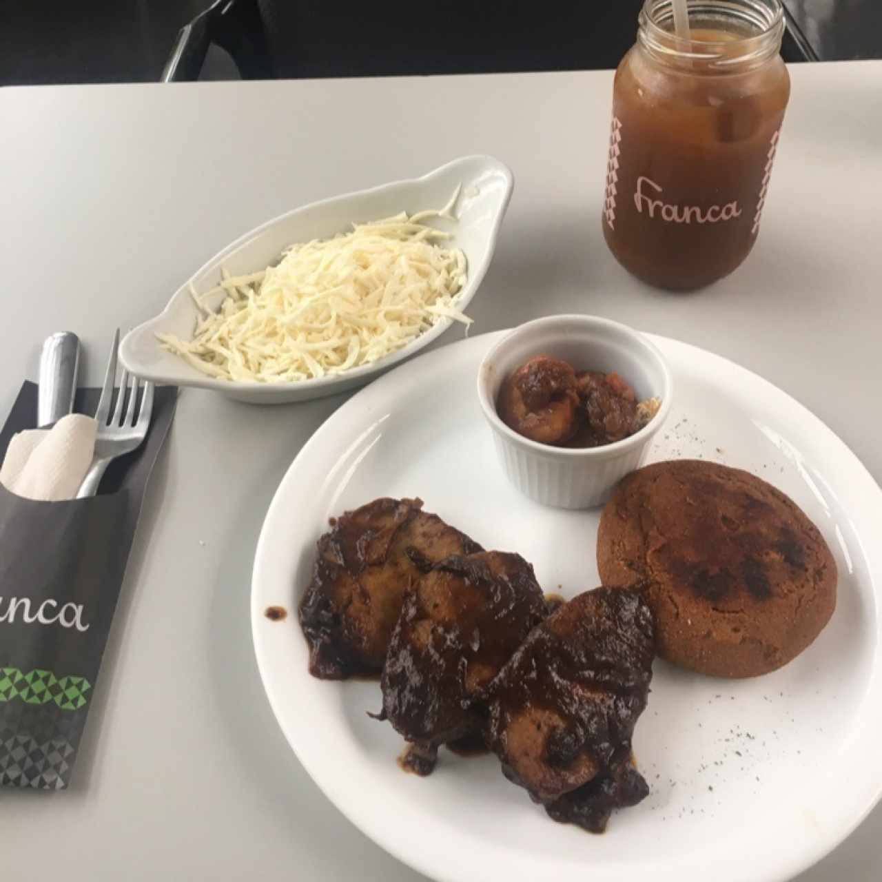 arepa de platano con asado negro y platano dulce acompañado de queso rallado 
