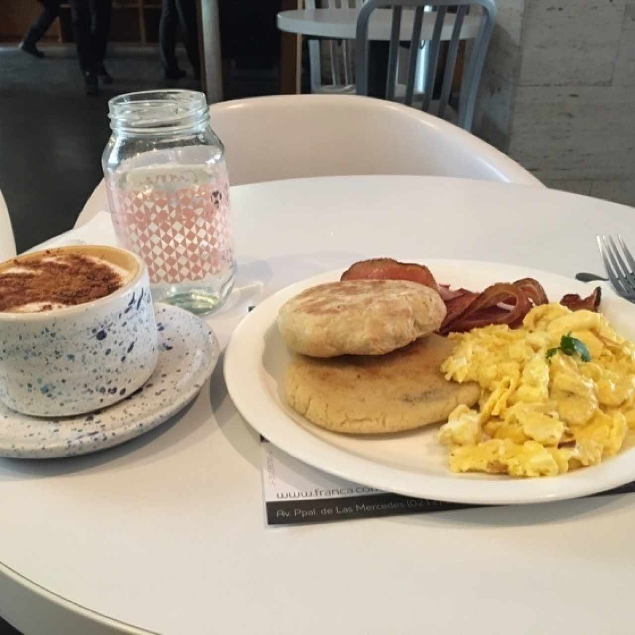 desayuno americano y cafe con leche
