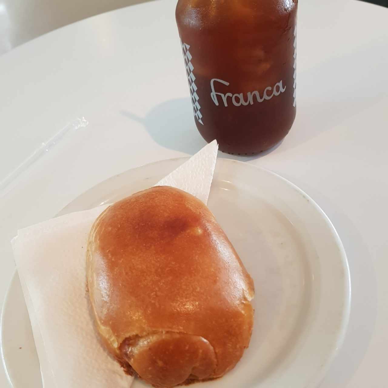Napolitano de jamón y queso, bebida: papelón con limón
