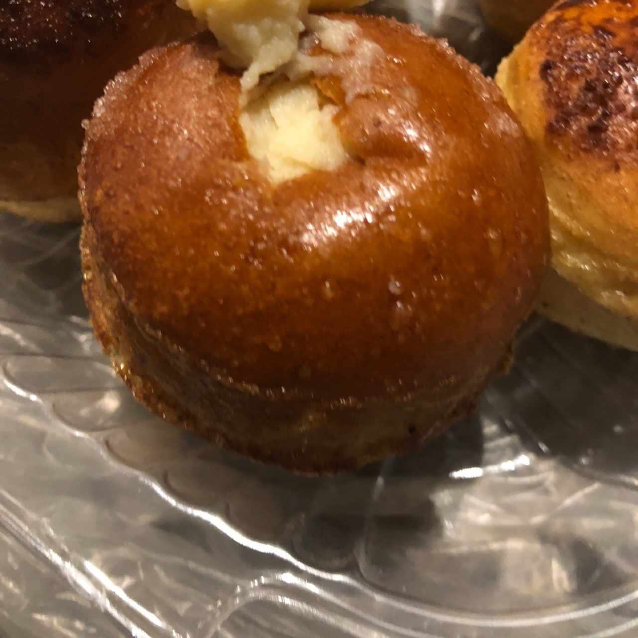 Bomba rellena de crema pastelera