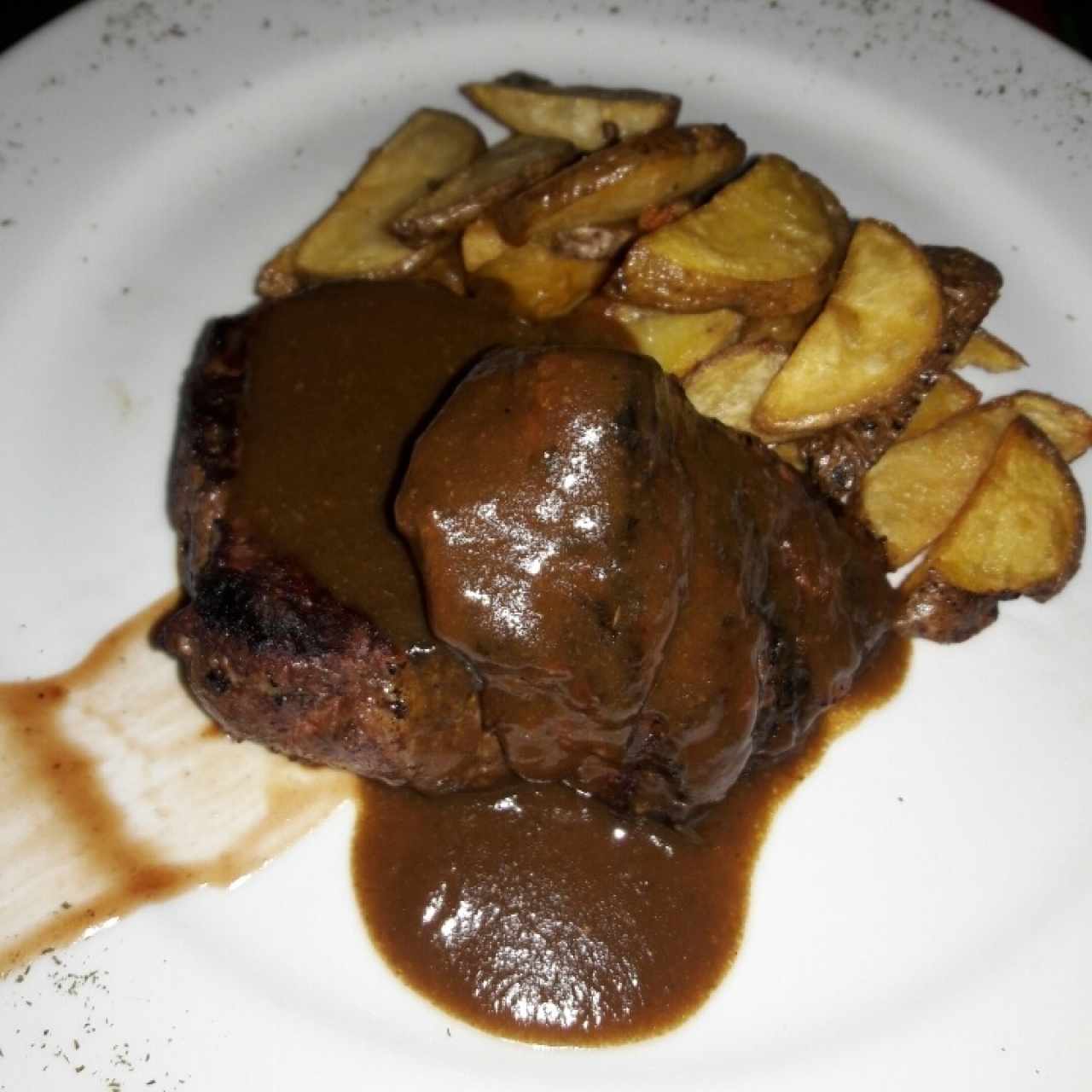 Lomito con salsa de vino y papas rústicas