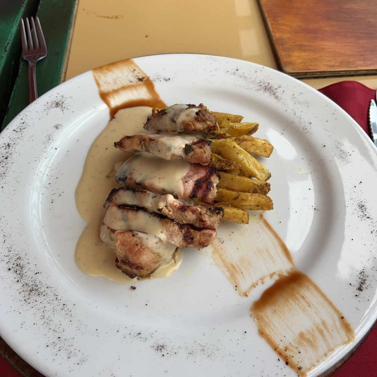 lomo de cerdo con papas rusticas al curry