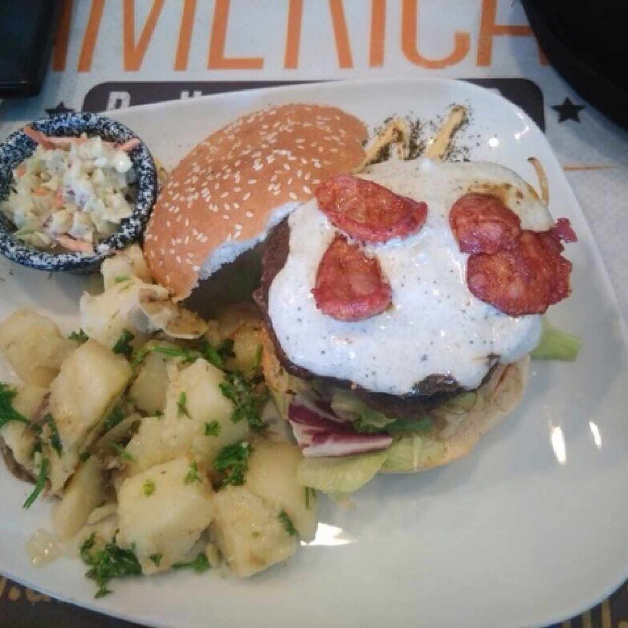 La hamburguesa doble cln papas al vapor. maravillosa. 