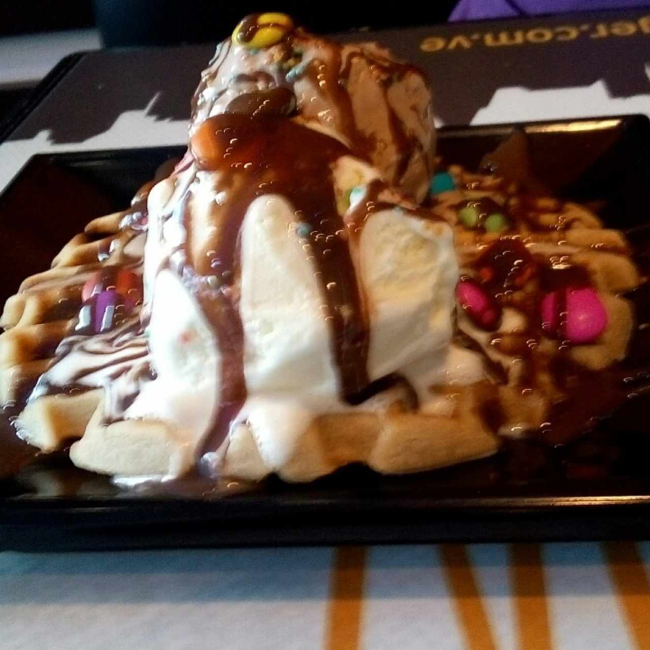 3 bolas de helados con pretzel