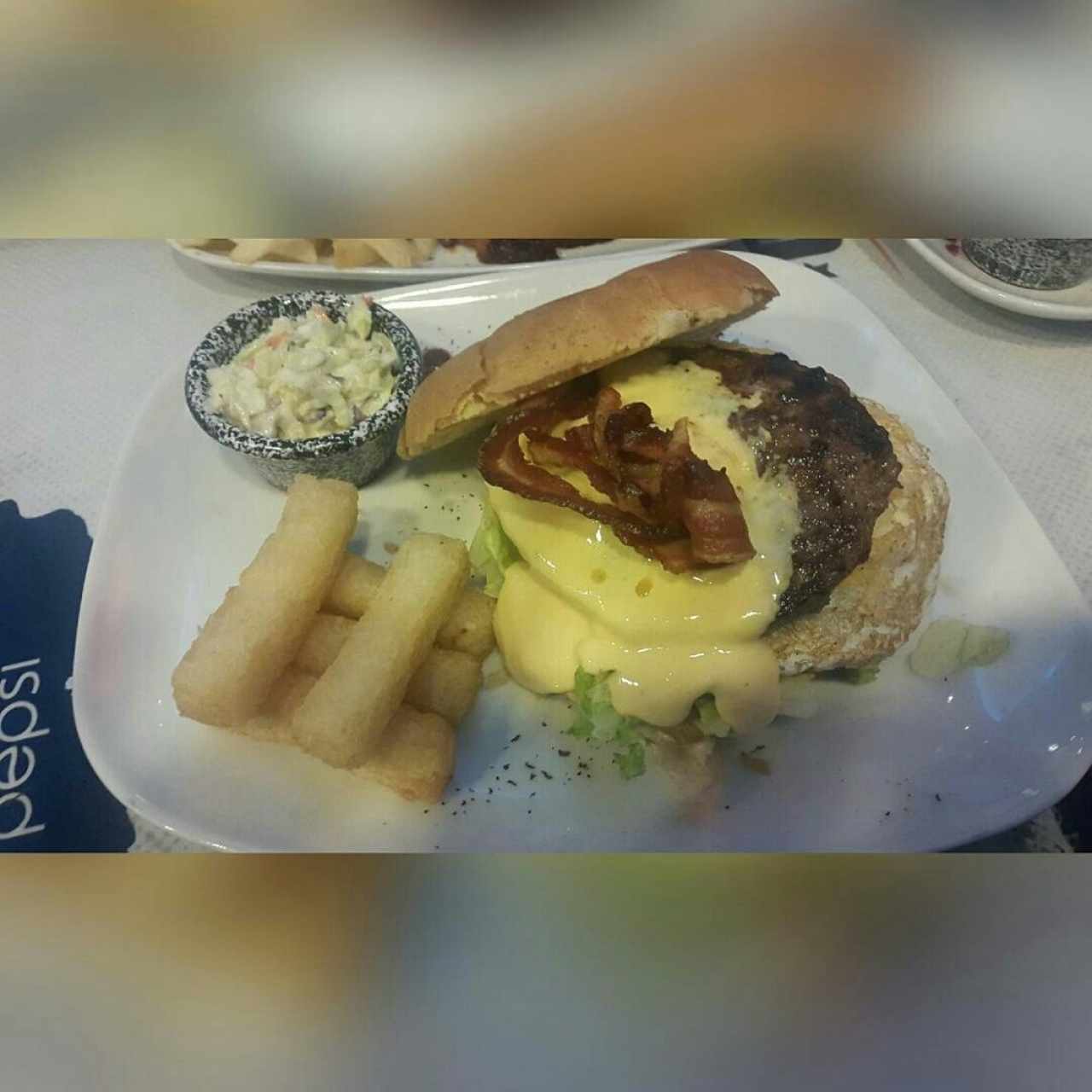 american burguer con yuca frita 
