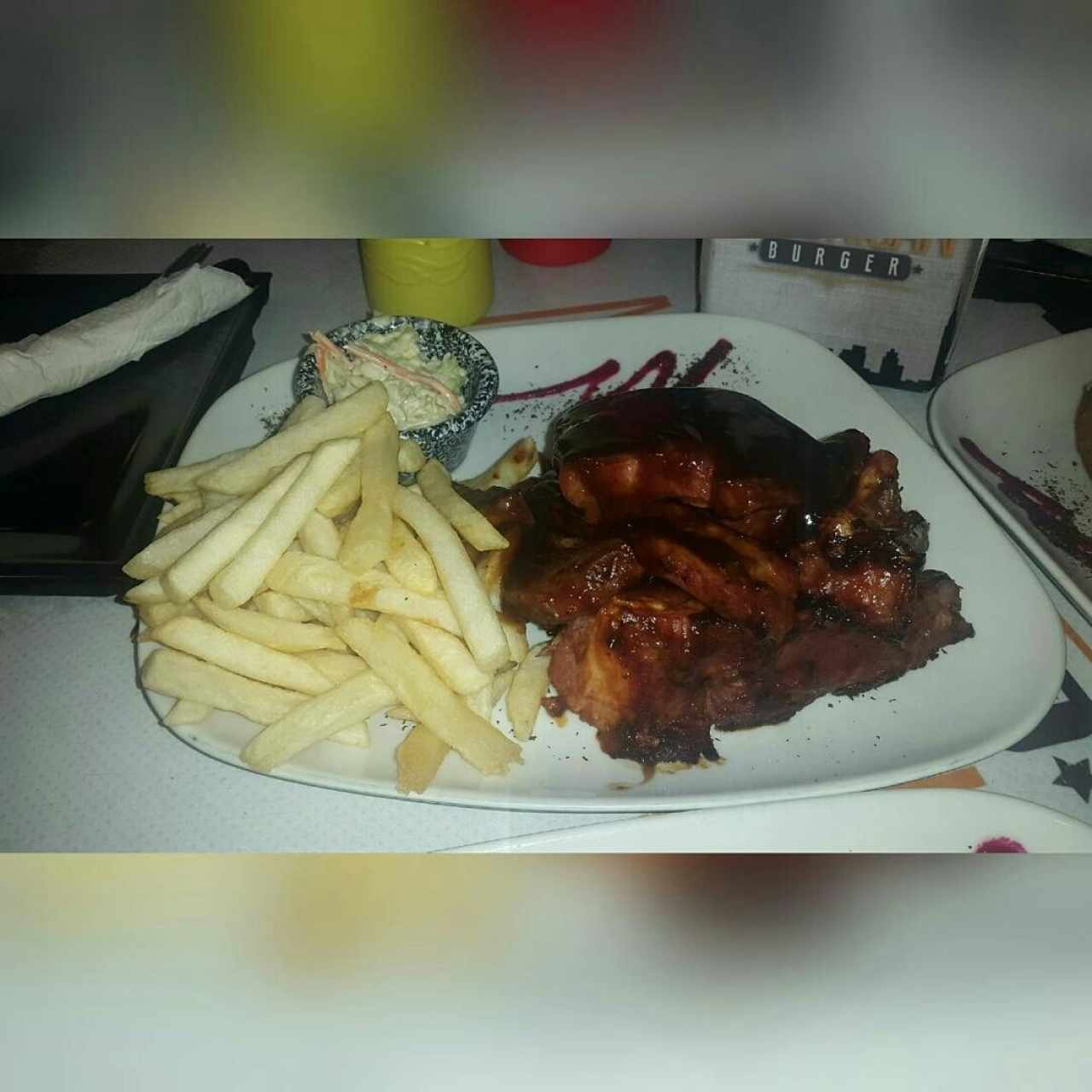 baby costillas a la BBQ y papas fritas 