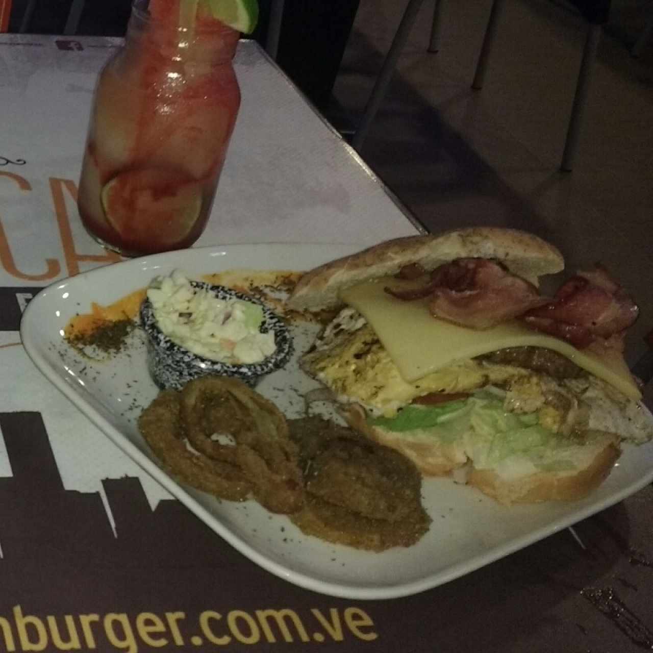 hamburguesa con queso huevo y tocineta