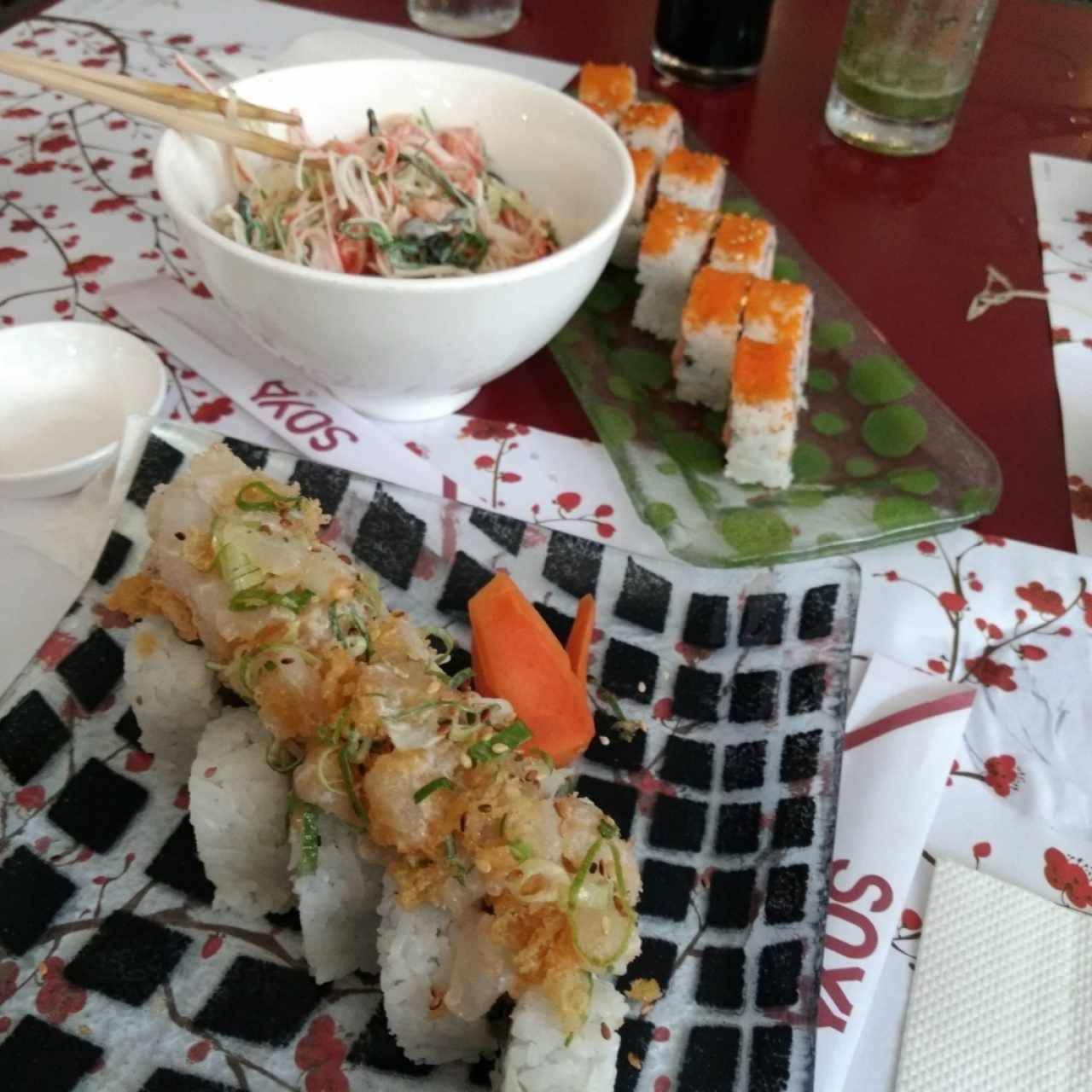 aqui se ve: ensalada neptuno / rol pacífico y rol spacy. Estoy casado con los roles picantes