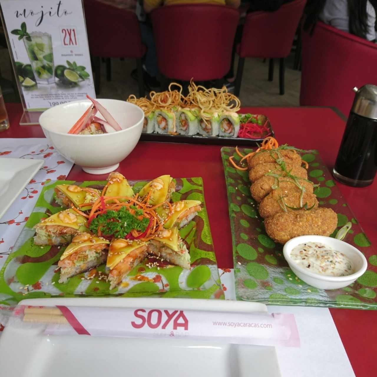 Croquetas de cangrejo, sushi pizza, ensalada del mar y portato roll