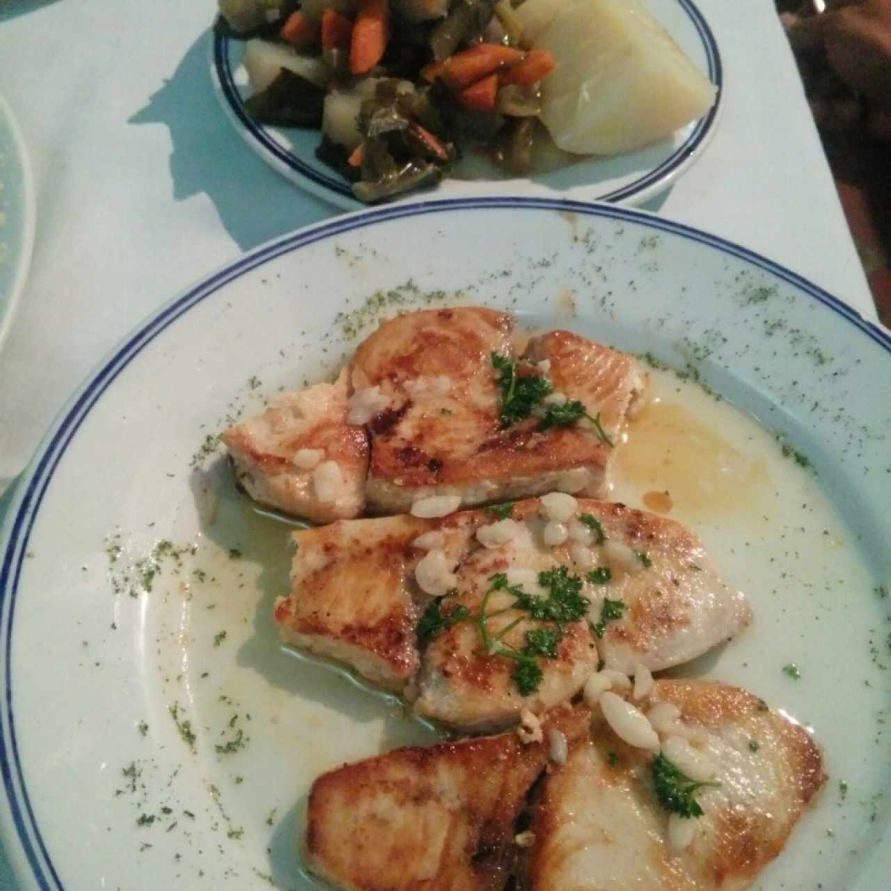 pez espada al ajillo con papas al vapor y vegetales