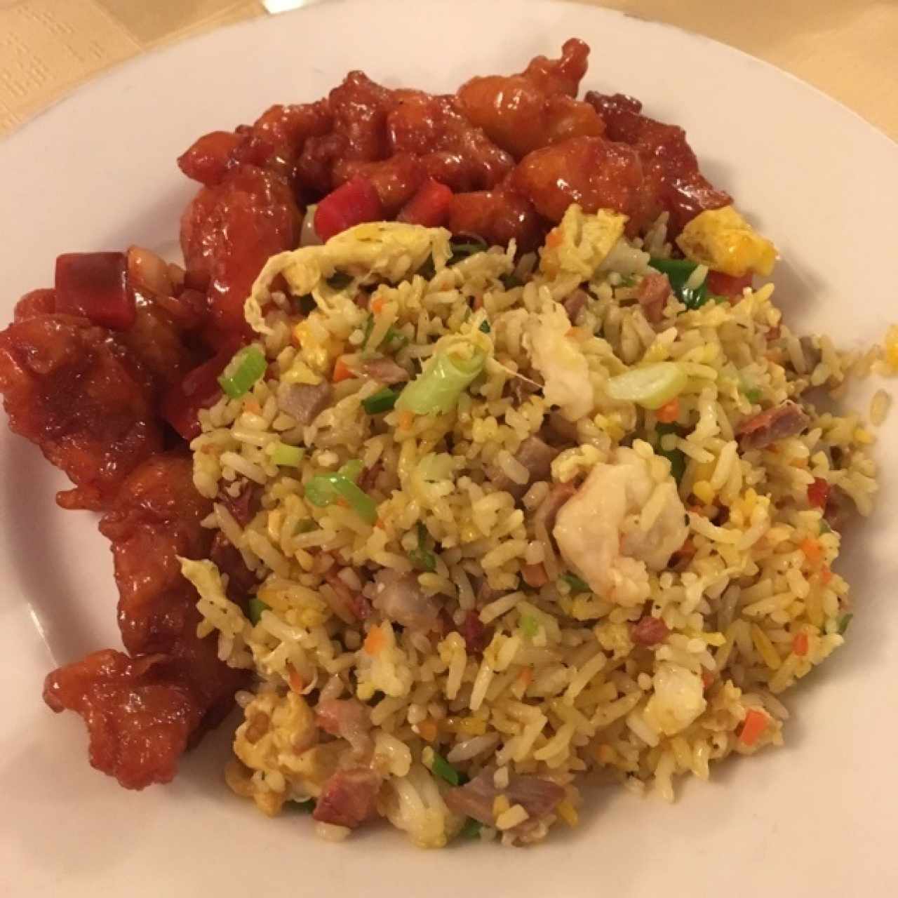 arroz cantones, pollo agridulce y cochino frito en sal y pimienta 