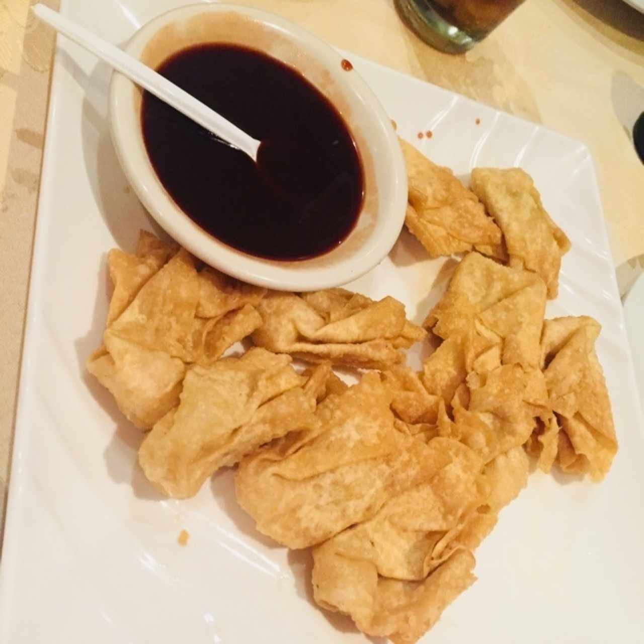 Deliciosos wantones fritos de camarones, acompañado de una exquisita salsa de ciruela. El crunch perfecto 🤤