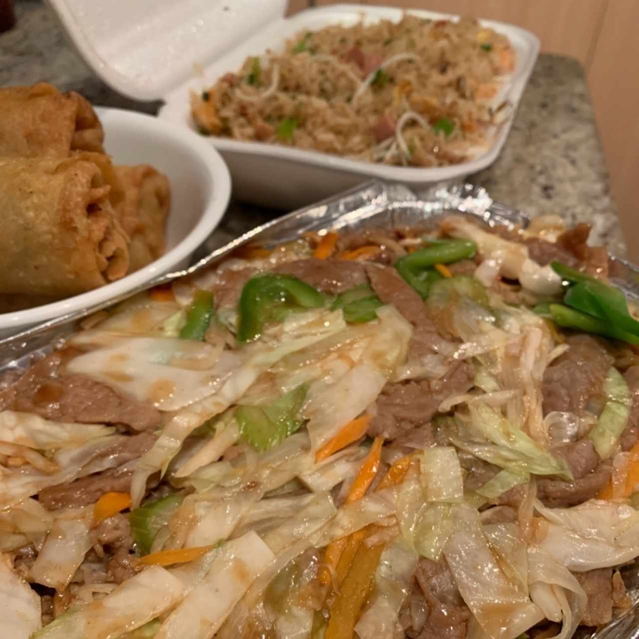tallarines, arroz y lumpias 