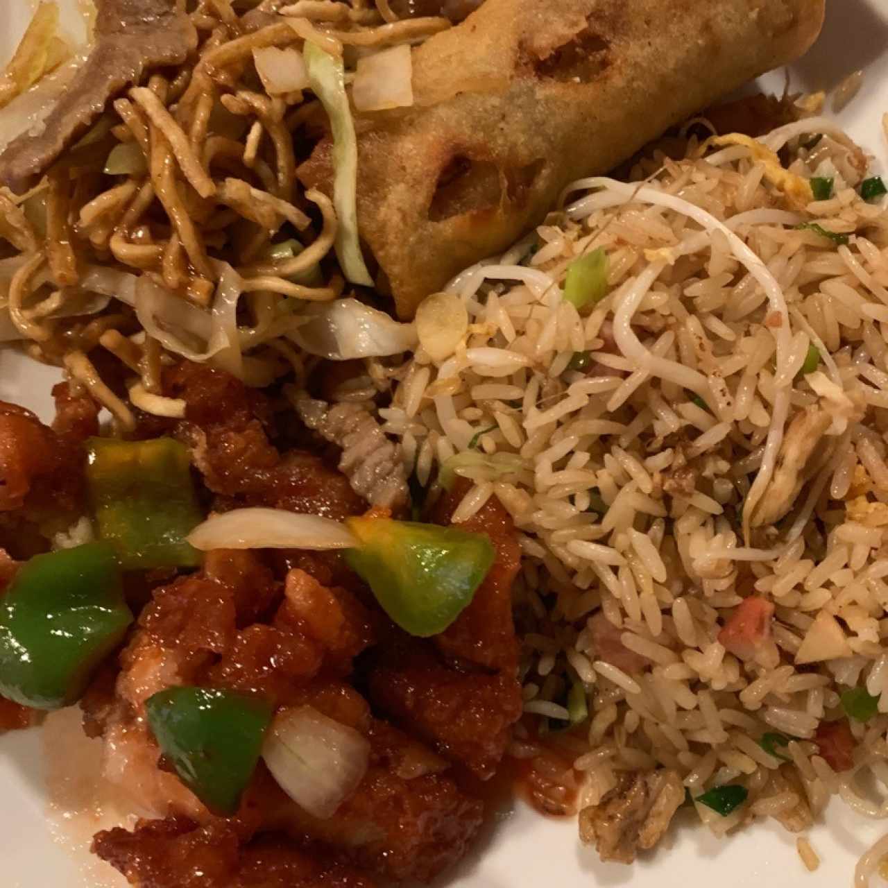 pollo agridulce, tallarines de carne, lumpia y arroz especial