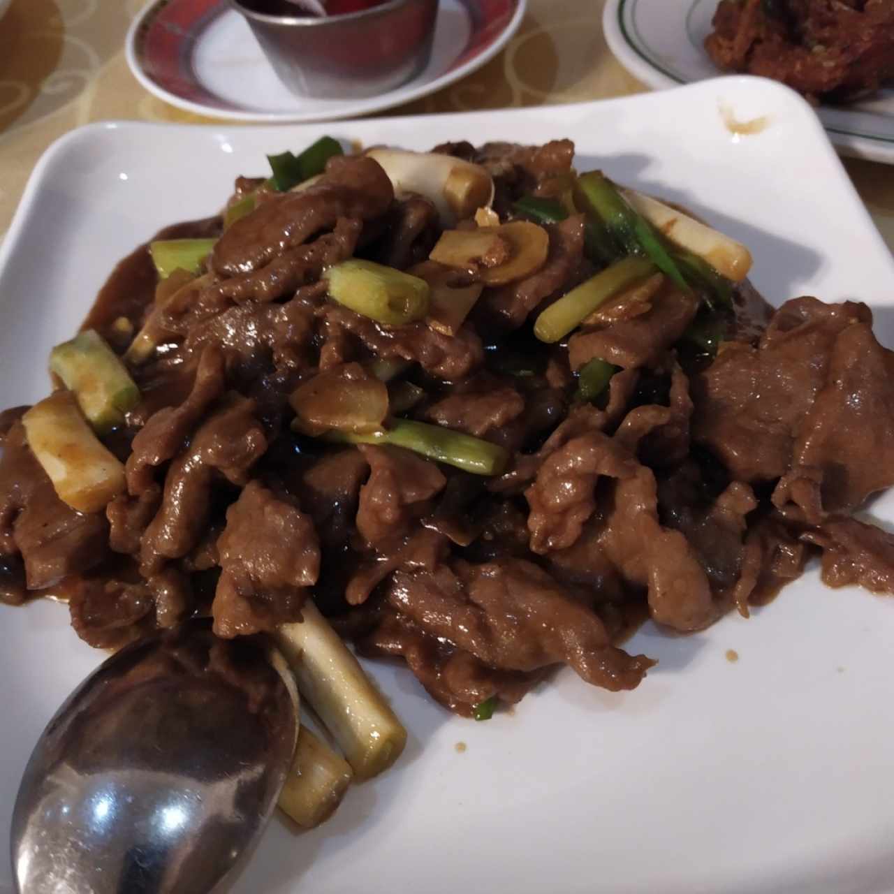 Carne con cebollín y jengibre