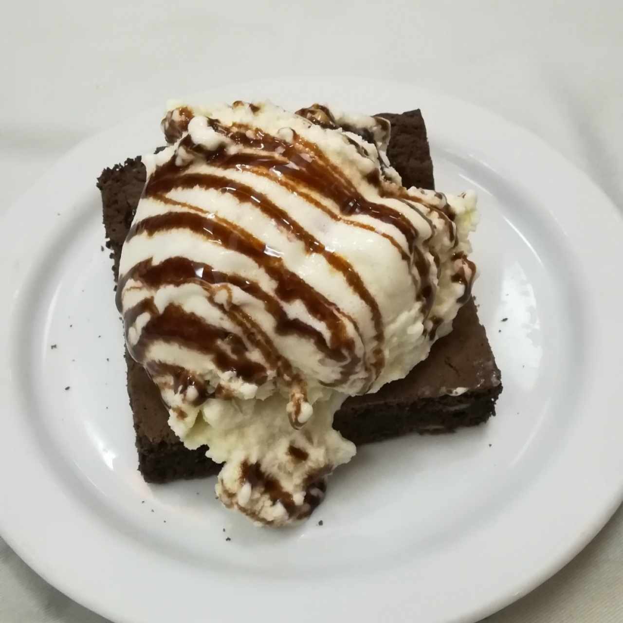 Brownie con helado