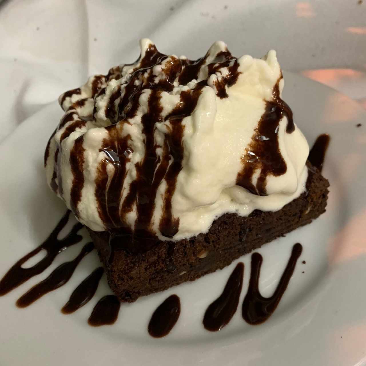 Brownie con helado