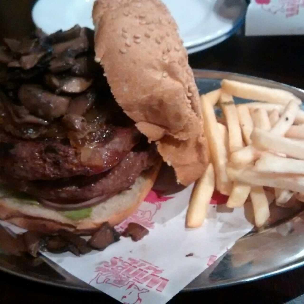Hamburguesa King Kong con Champiñones y Cebollas Caramelizadas 