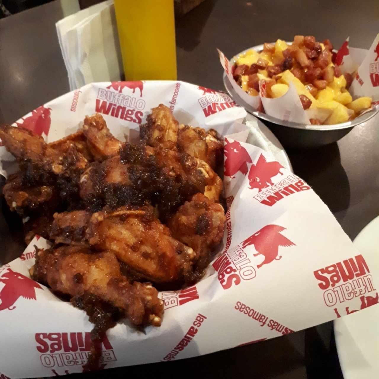 20 alitas con salsa jalapeño y papitas fritas Madonna