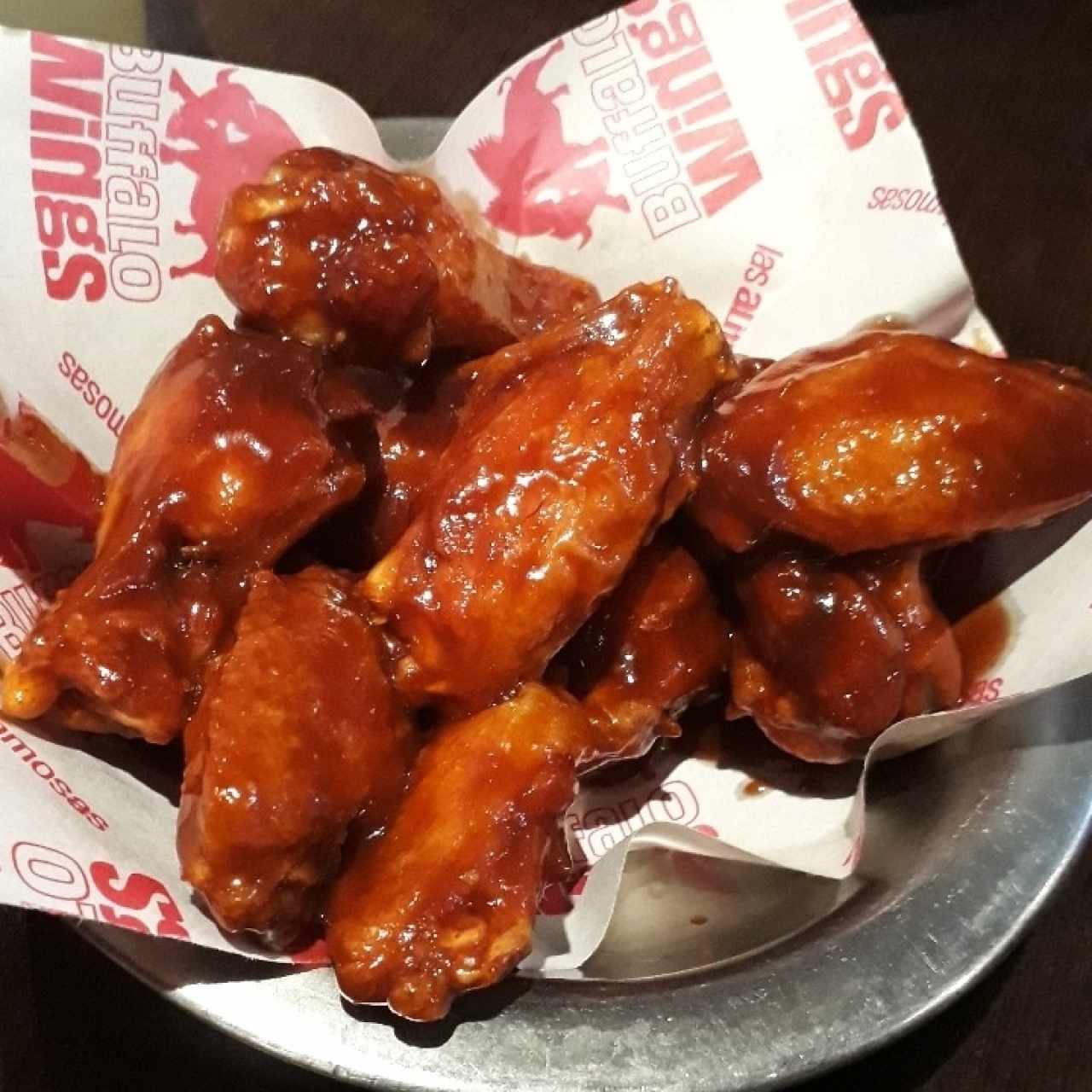 alitas Bañadas en salsa BBQ 