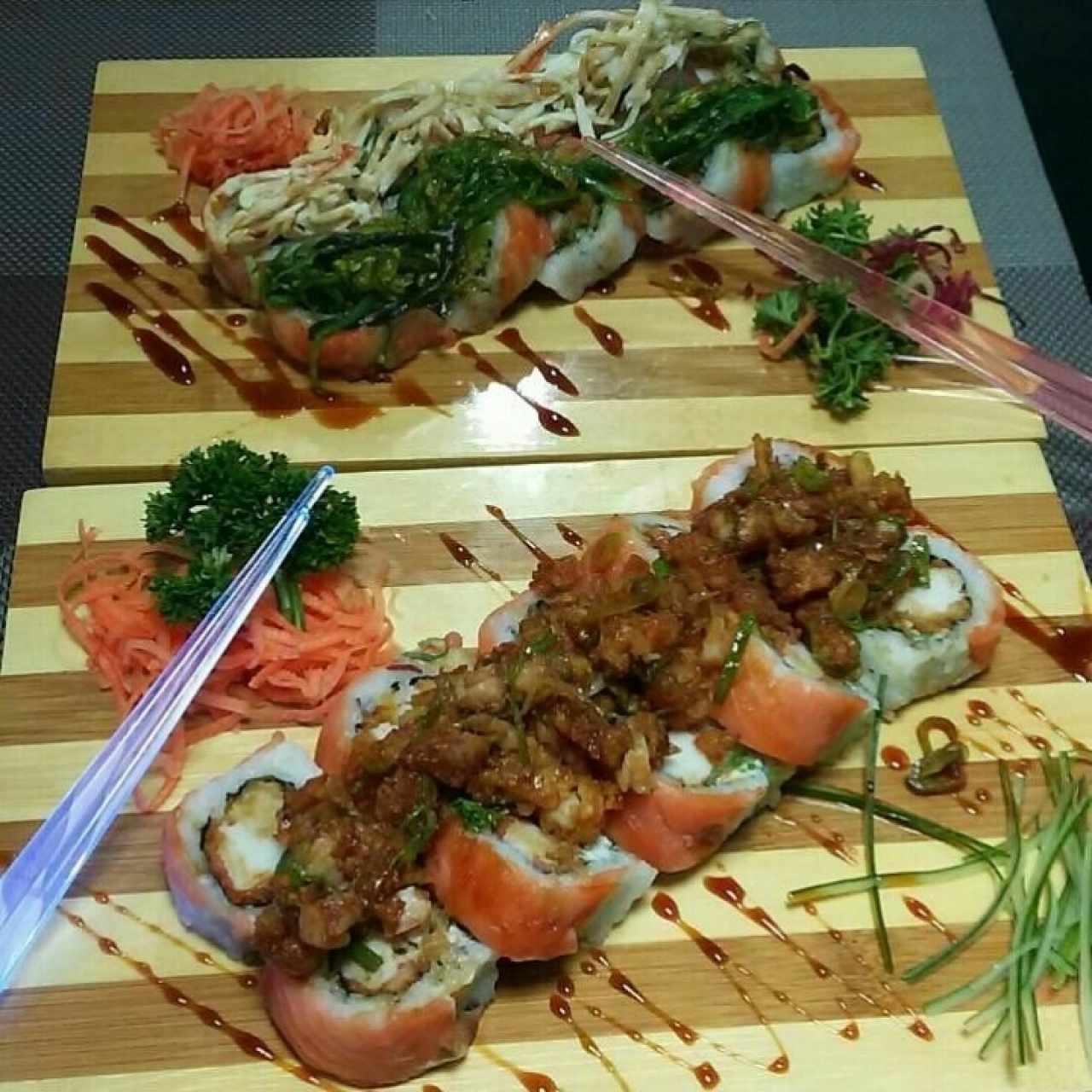 Roll Manhattan (con topping de wakame) y Roll Tokyo (Con topping de camarones)