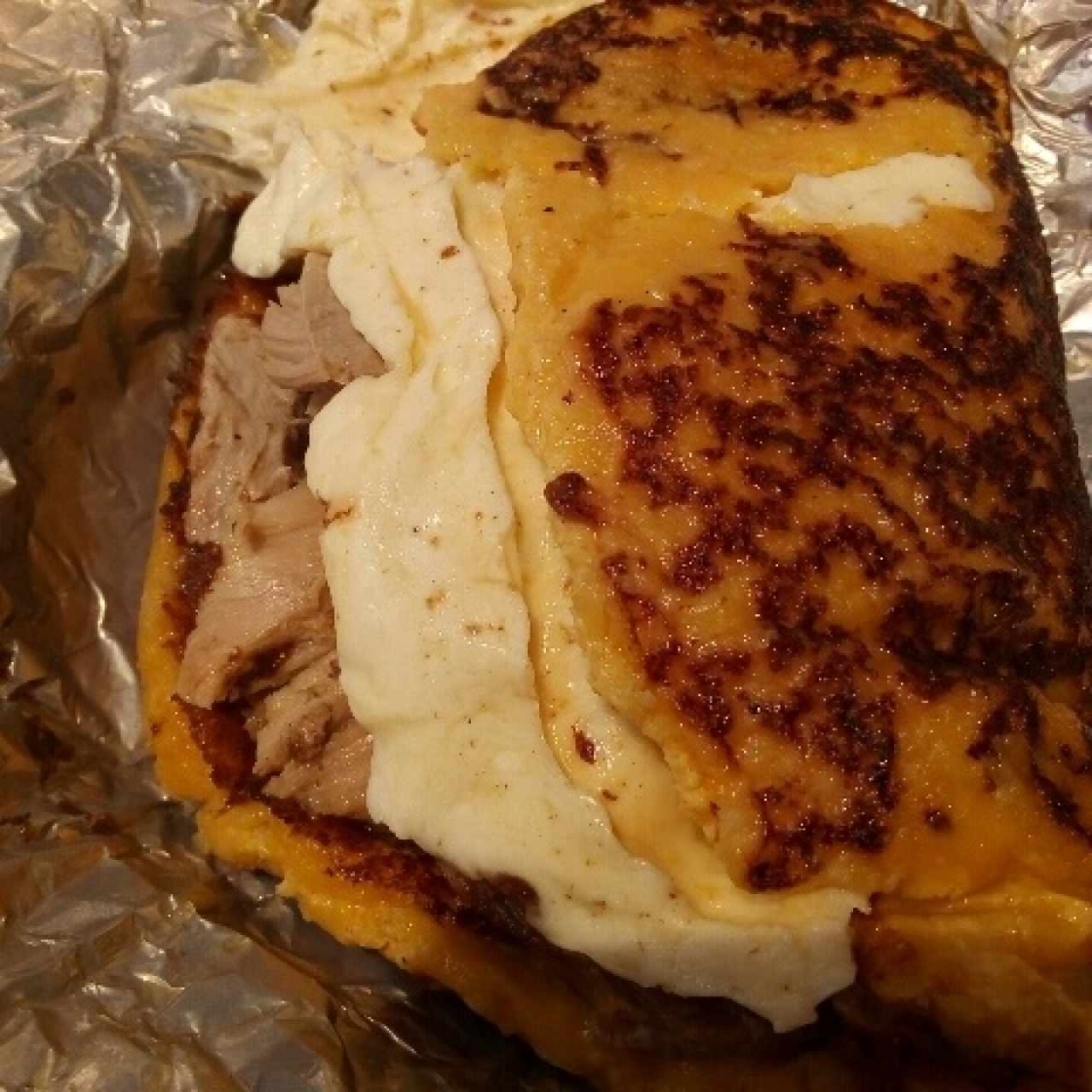 Cachapa mixta pernil y queso de mano