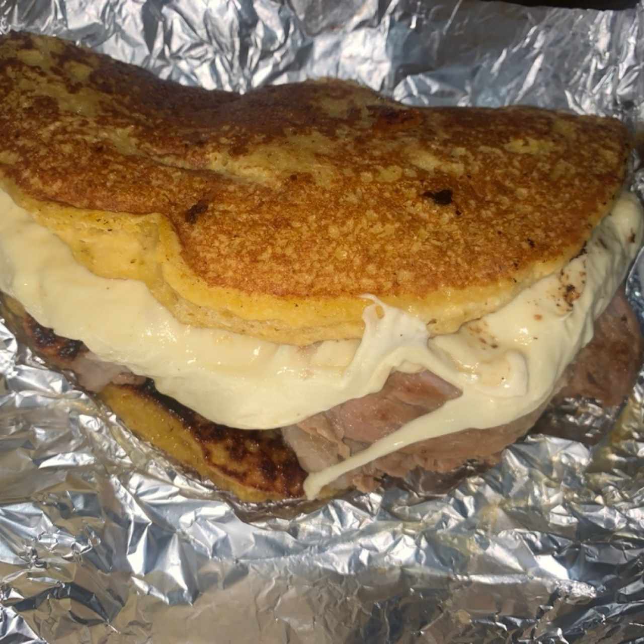 Cachapa con queso de mano y pernil 