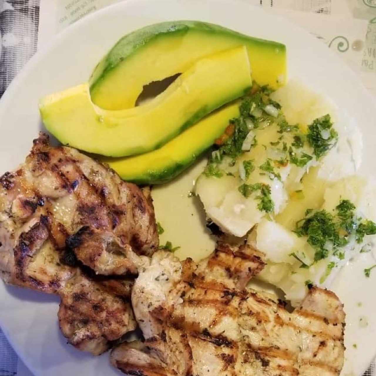 Churrasco de Pollo con Yuca y Aguacate