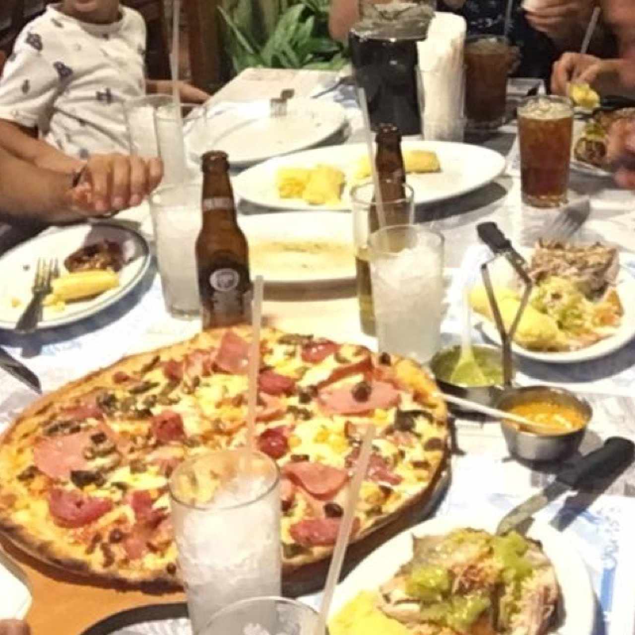 pizza + pollor en brasa + mas bollos de maiz 