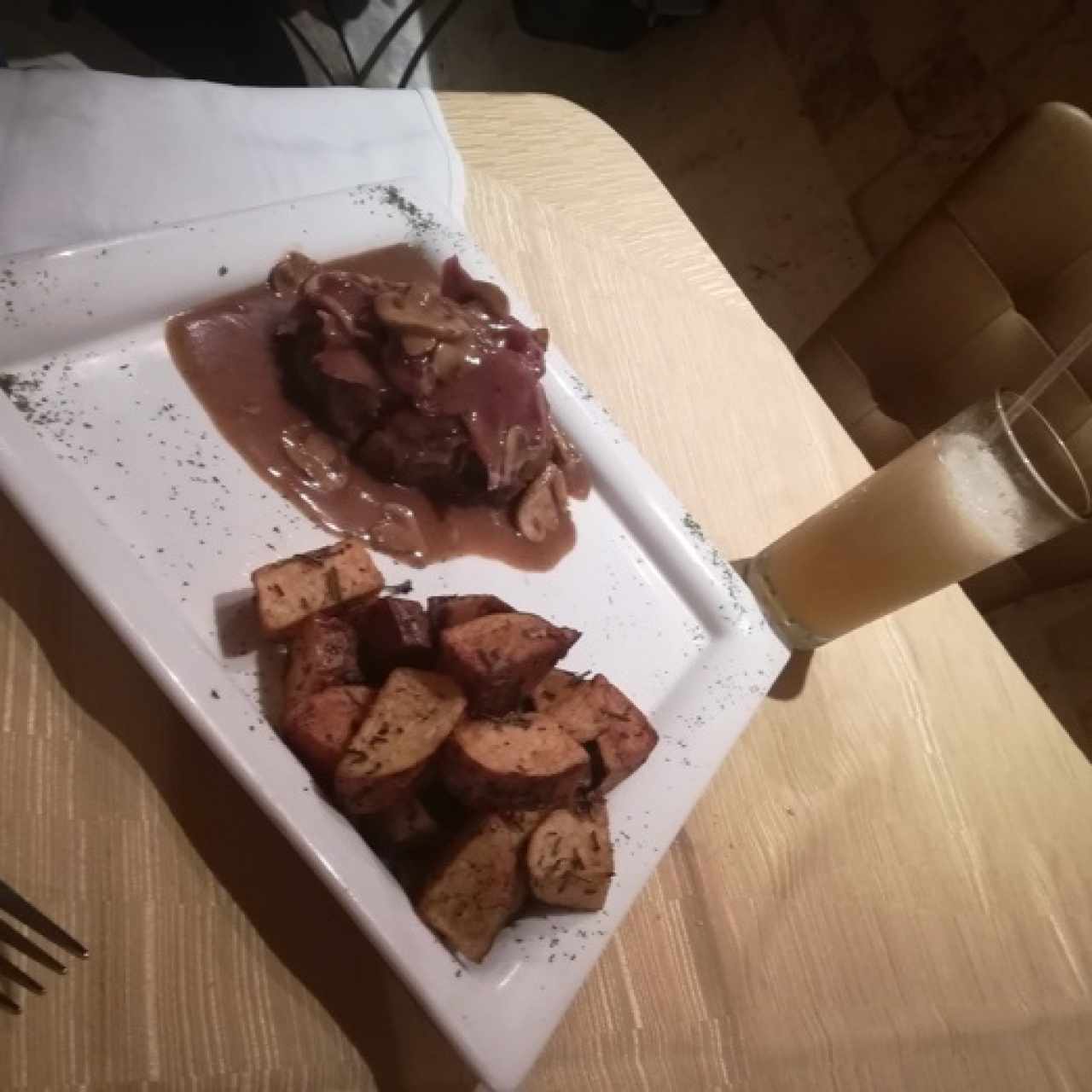 lomito con salsa de champiñones acompañado con papa romana