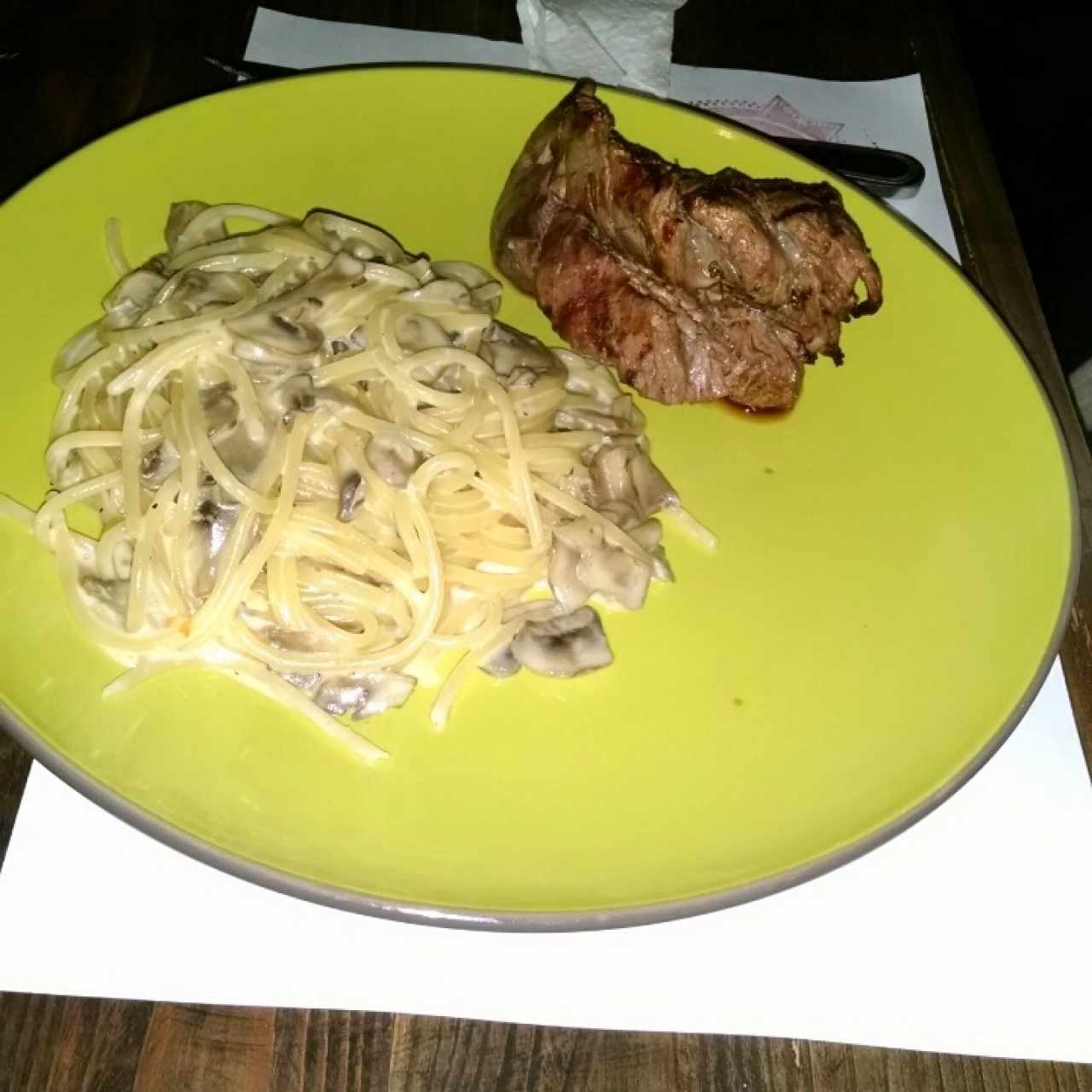 cartocho de lomito con pasta muy buena 