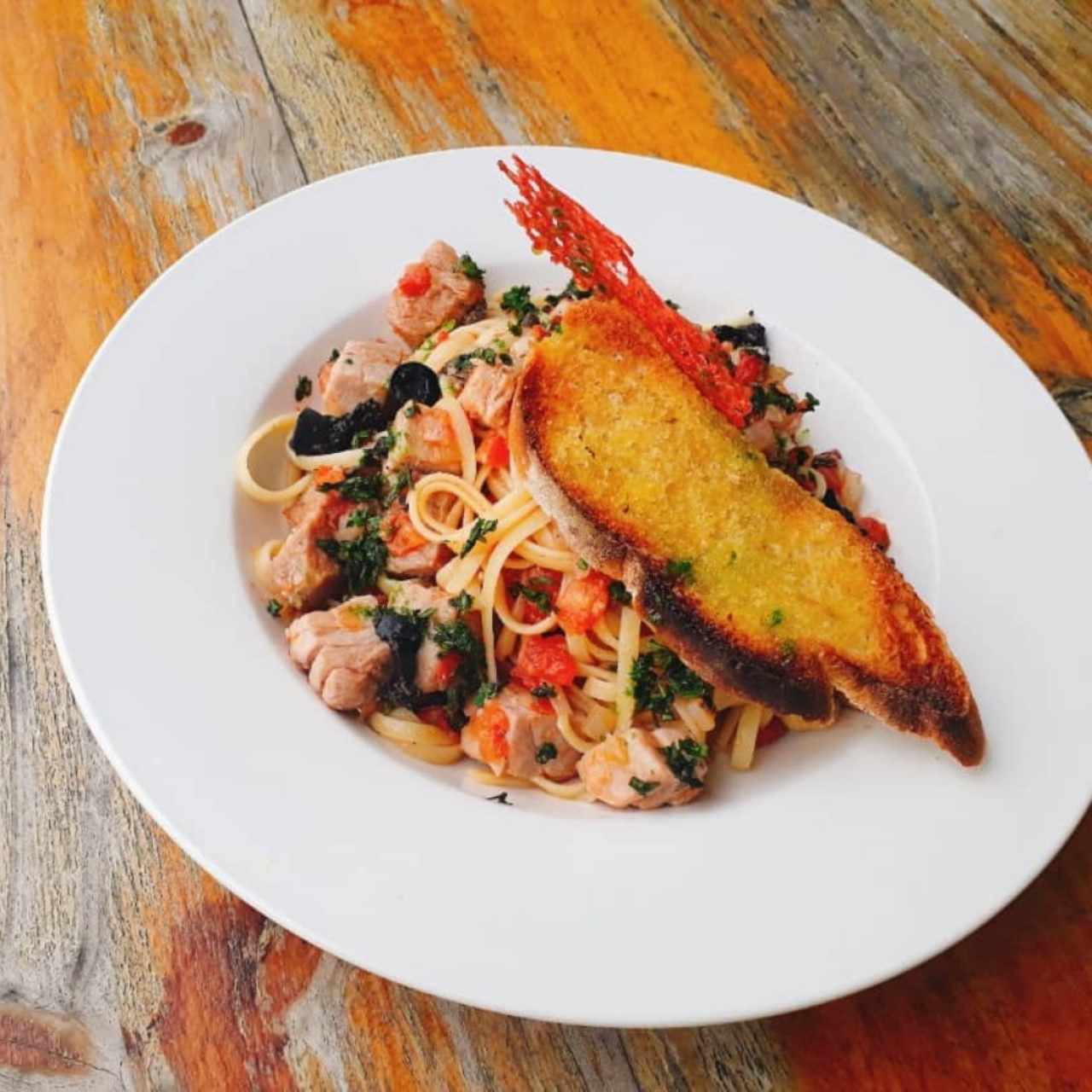pasta con atún mediterránea