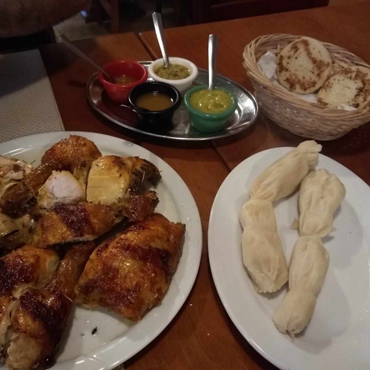 Pollo a la brasa, hallaquitas y arepitas