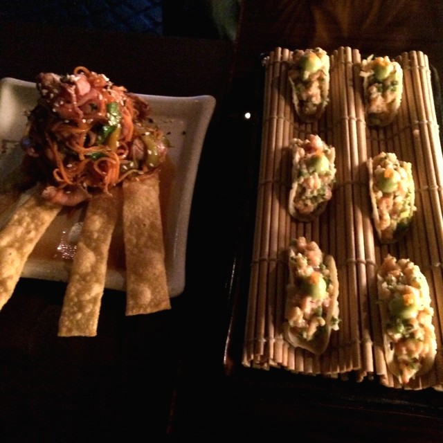 Ensalada thai con carpaccio de lomito y mini tacos de salmon
