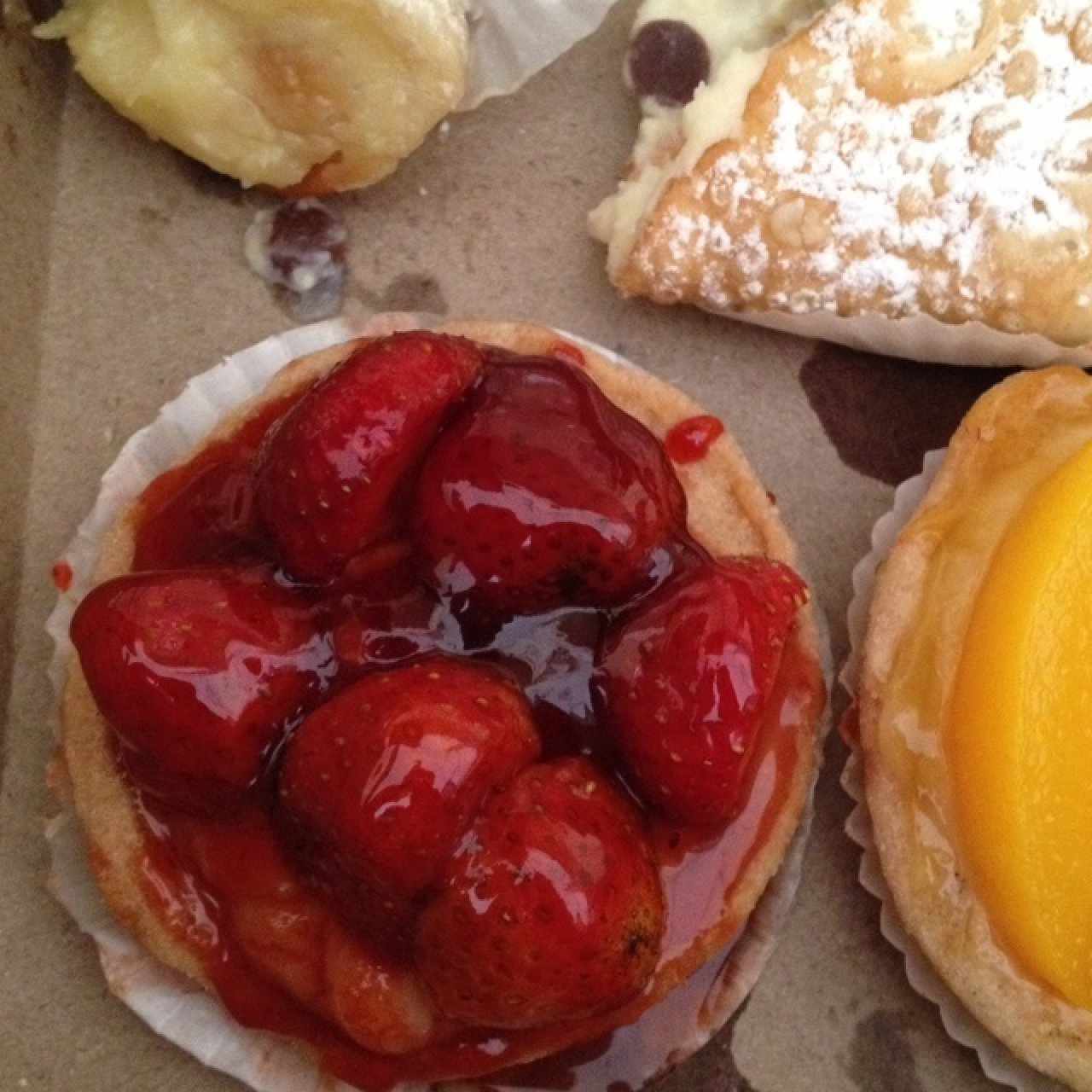 tartaleta de fresas y melocoton canoli