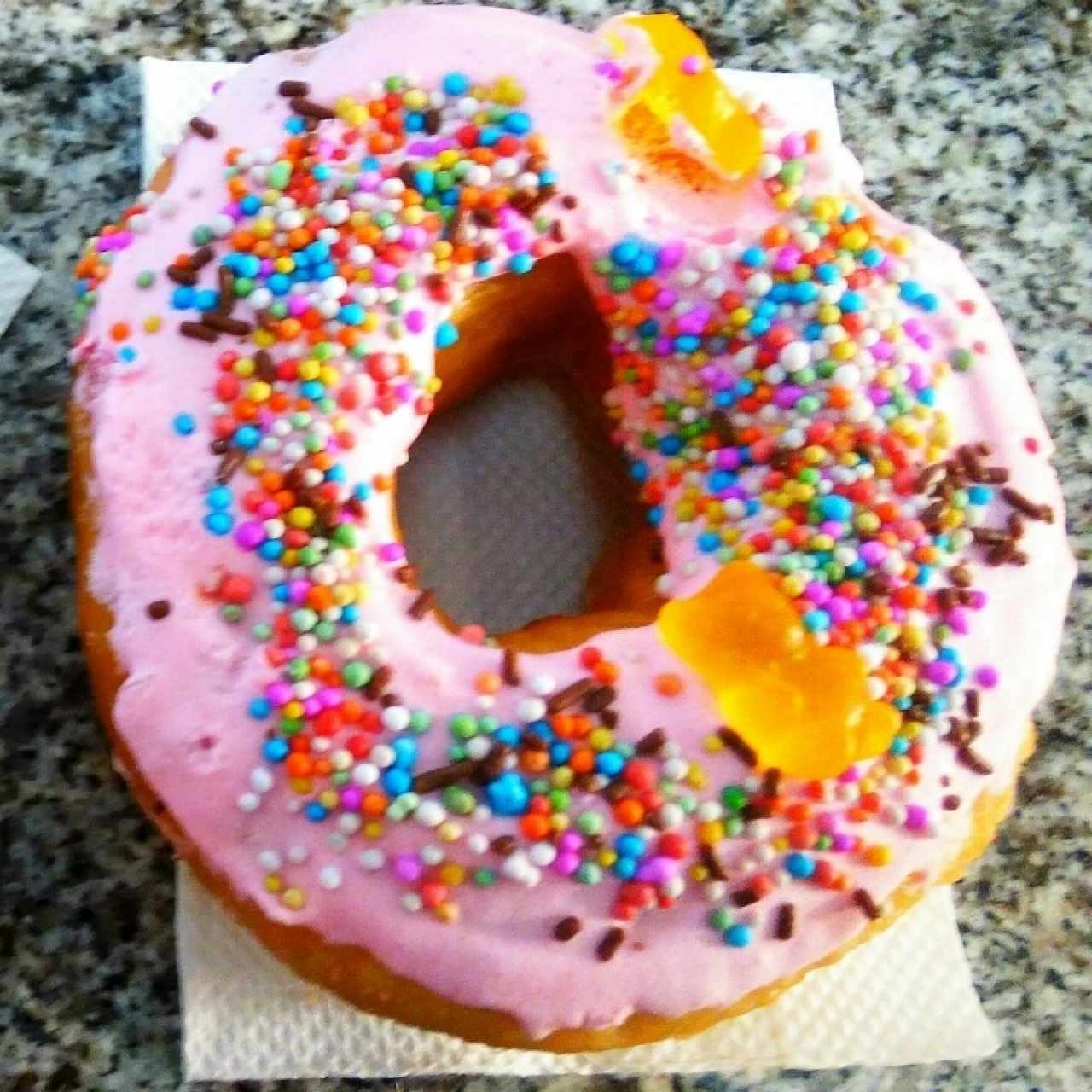 Dona con glaseado Rosa y gomitas