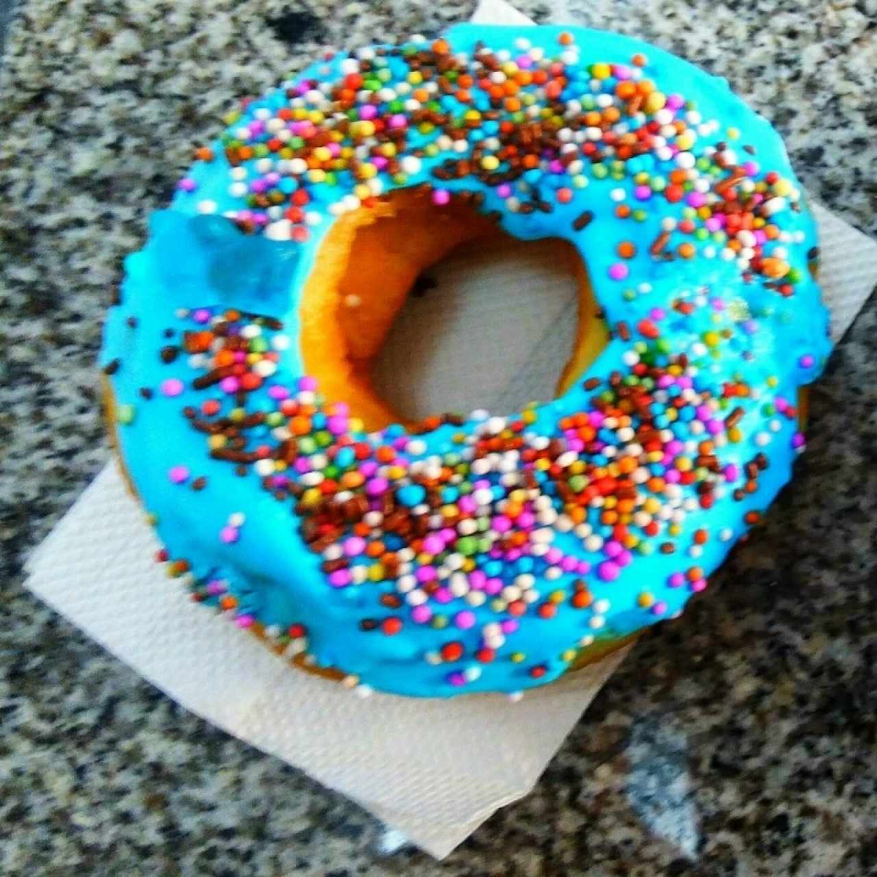 Dona con glaseado azul y gomitas azules