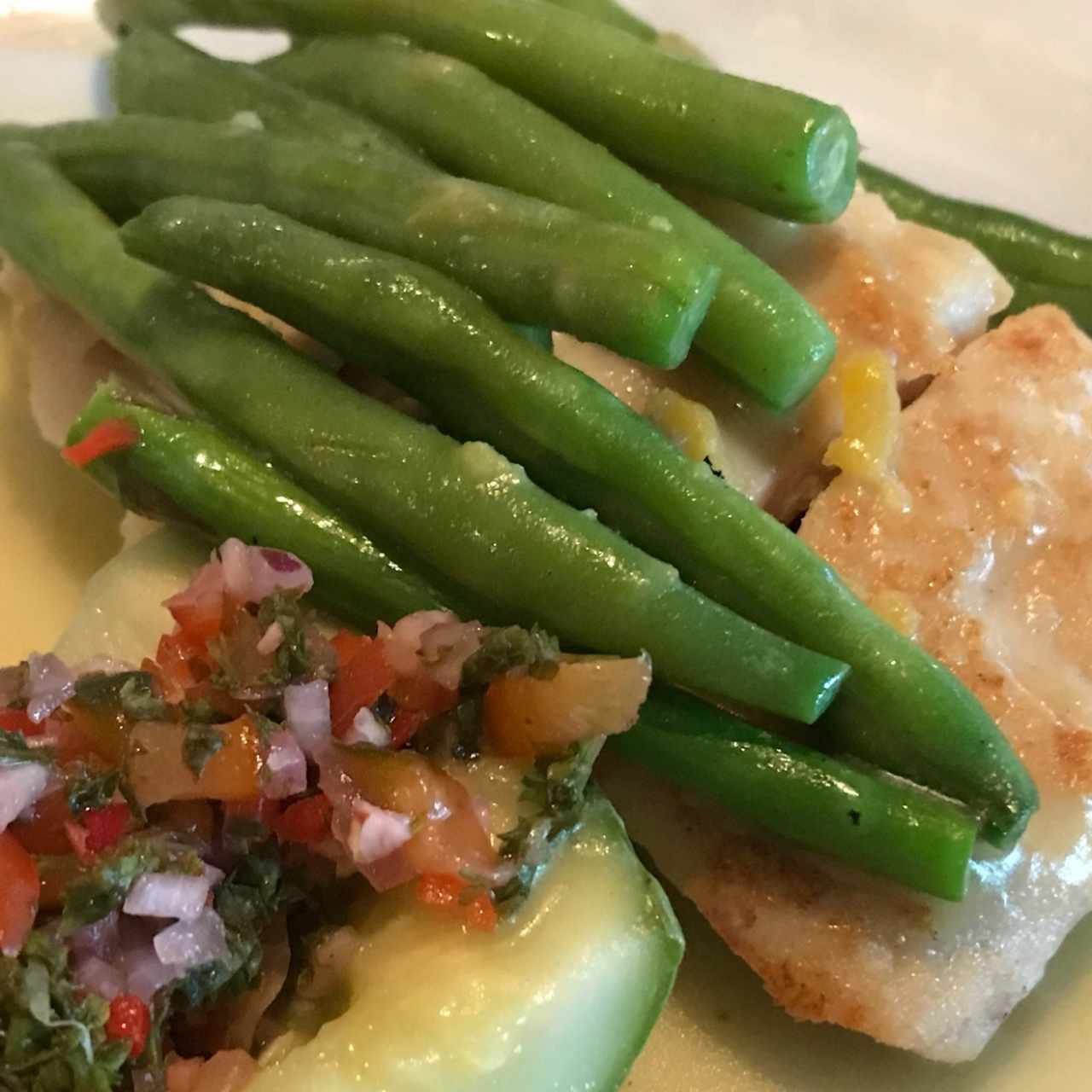 Filet de curvina con calabacin relleno de ceviche de vegetales