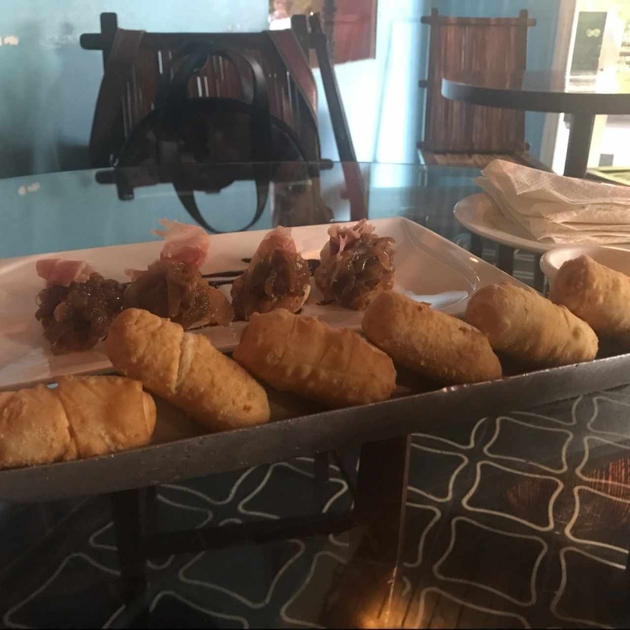 1/2 Ración de Tequeños + Montaditos de Prosciutto y Cebolla Caramelizada