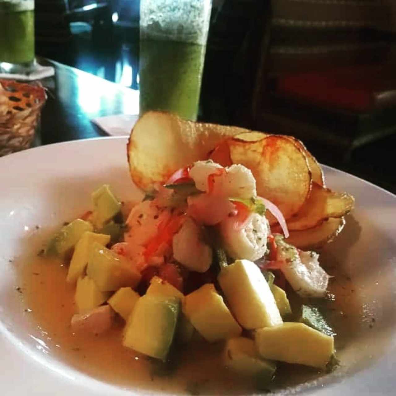 Ceviche de pez blanco y camarones.