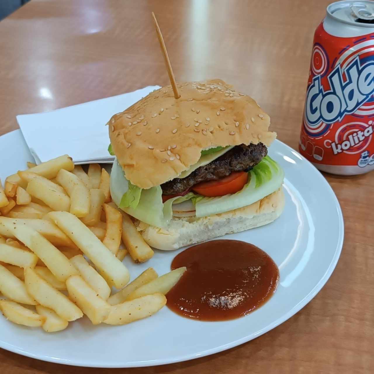 hamburguesa clásica de res con papas fritas 