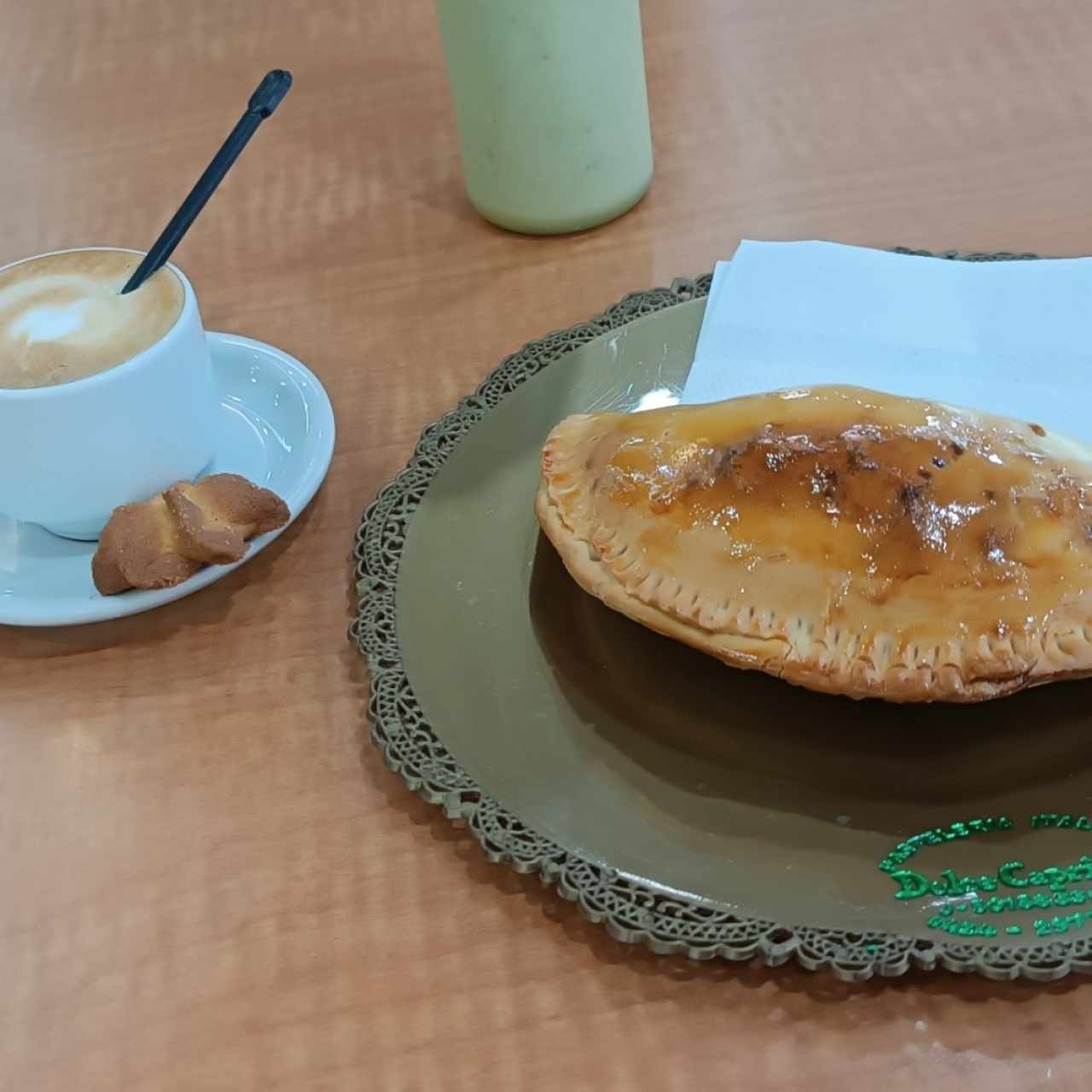 empanada horneada de pollo y café con leche