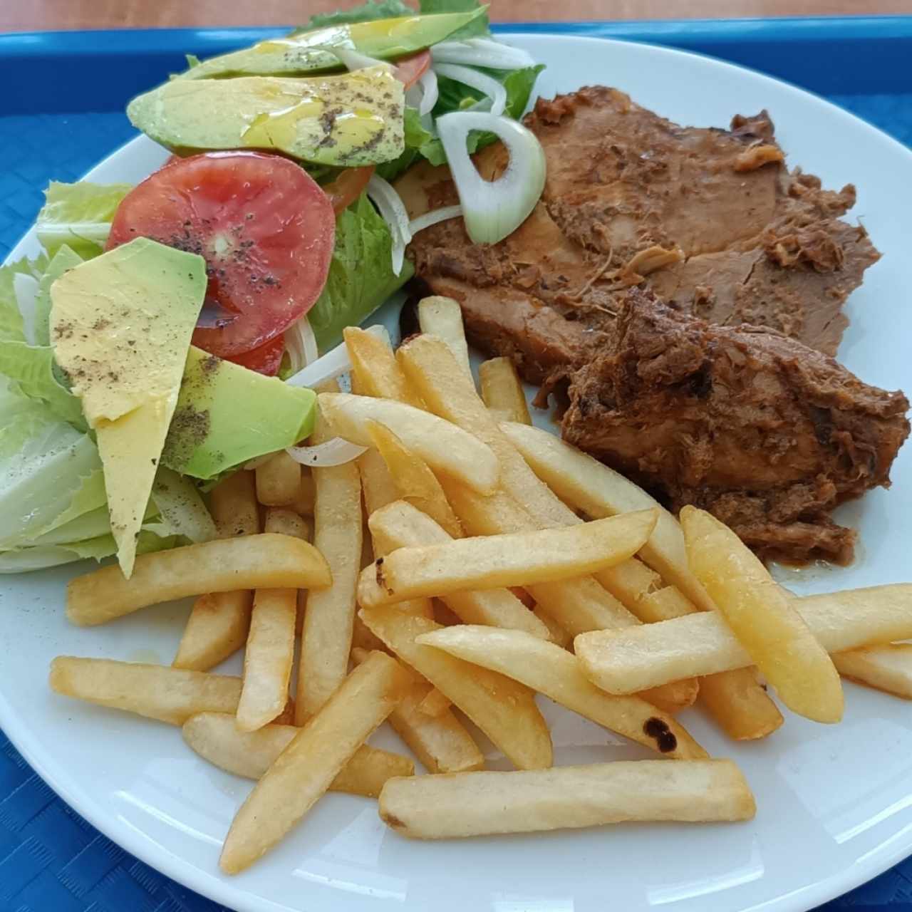 pernil la horno, ensalada mixta y papas fritas