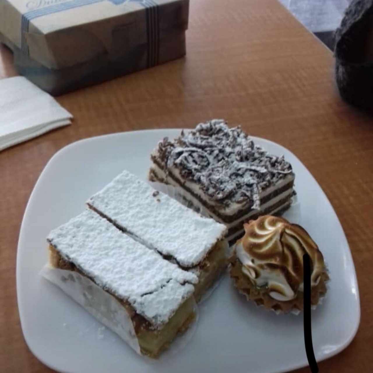 milhojas, pie de parchita y torta selva negra