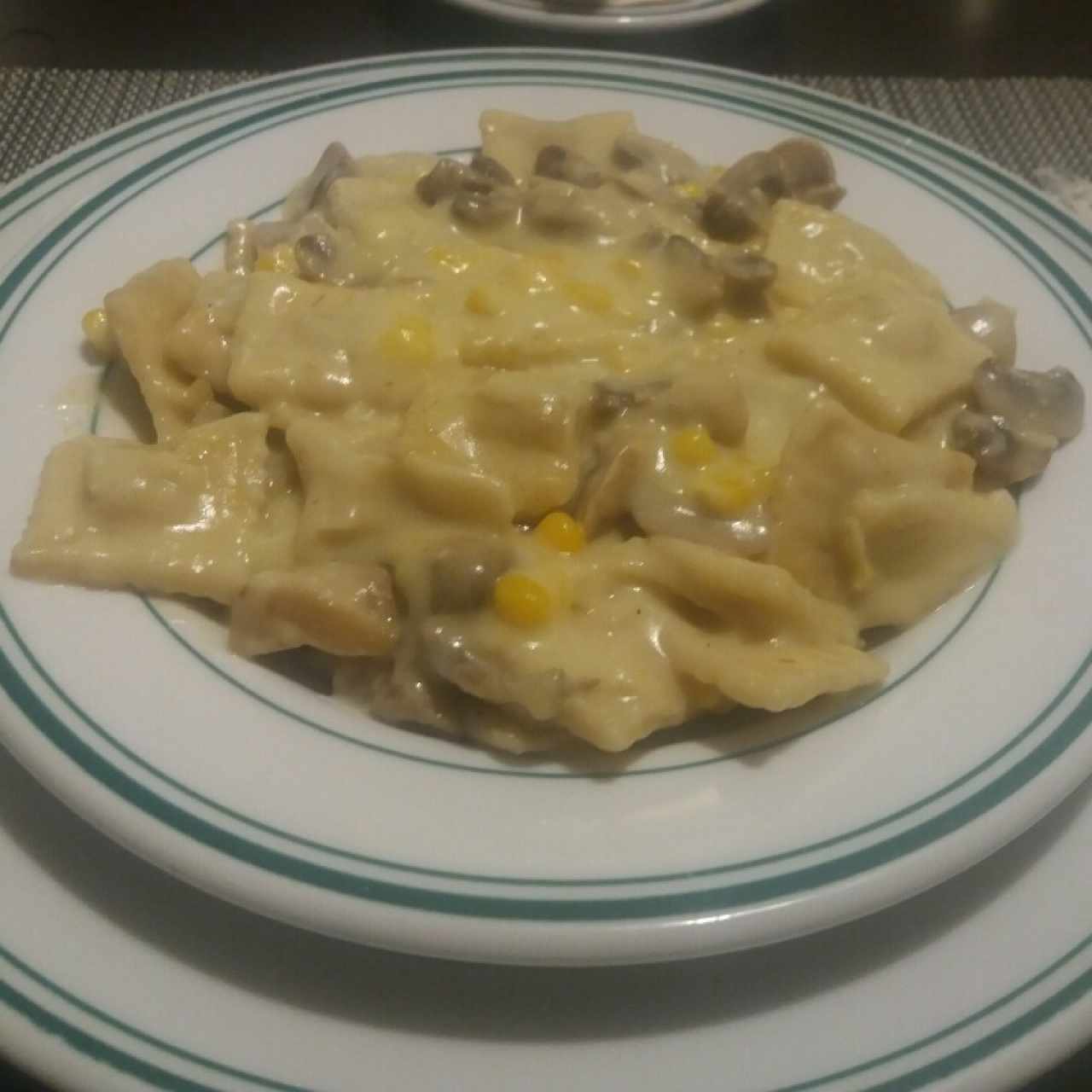 rabiolis con salsa especial de maiz y champiñones