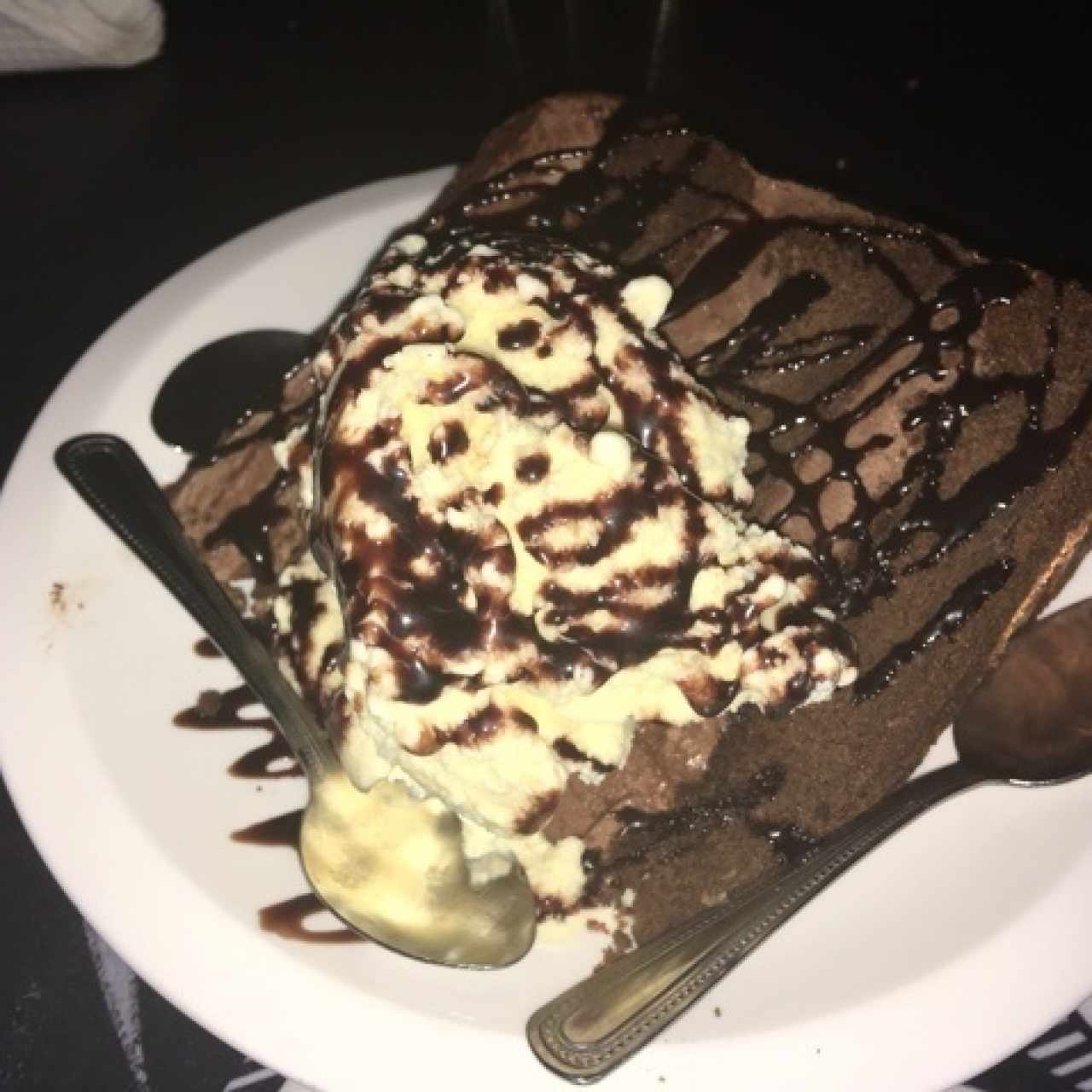 Torta de chocolate con helado ( que no estaba fresca)
