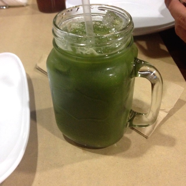 Jugo de piña con albahaca