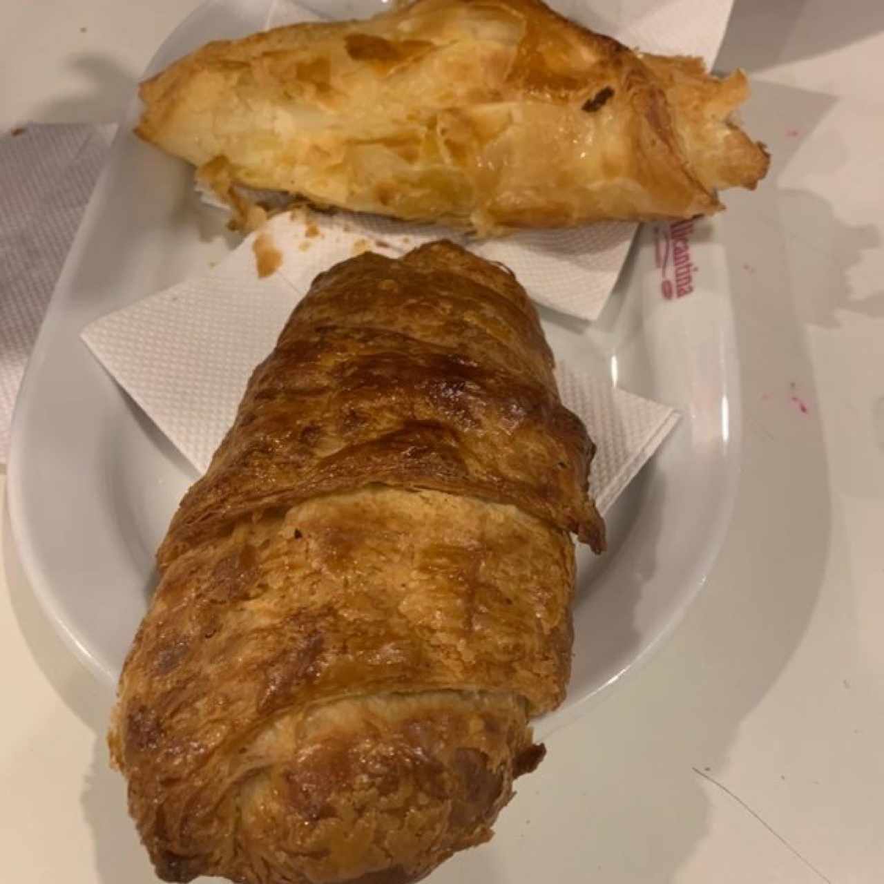 pasteles de hojaldre : queso crema con jamon de pavo + ricotta con espinacas 
