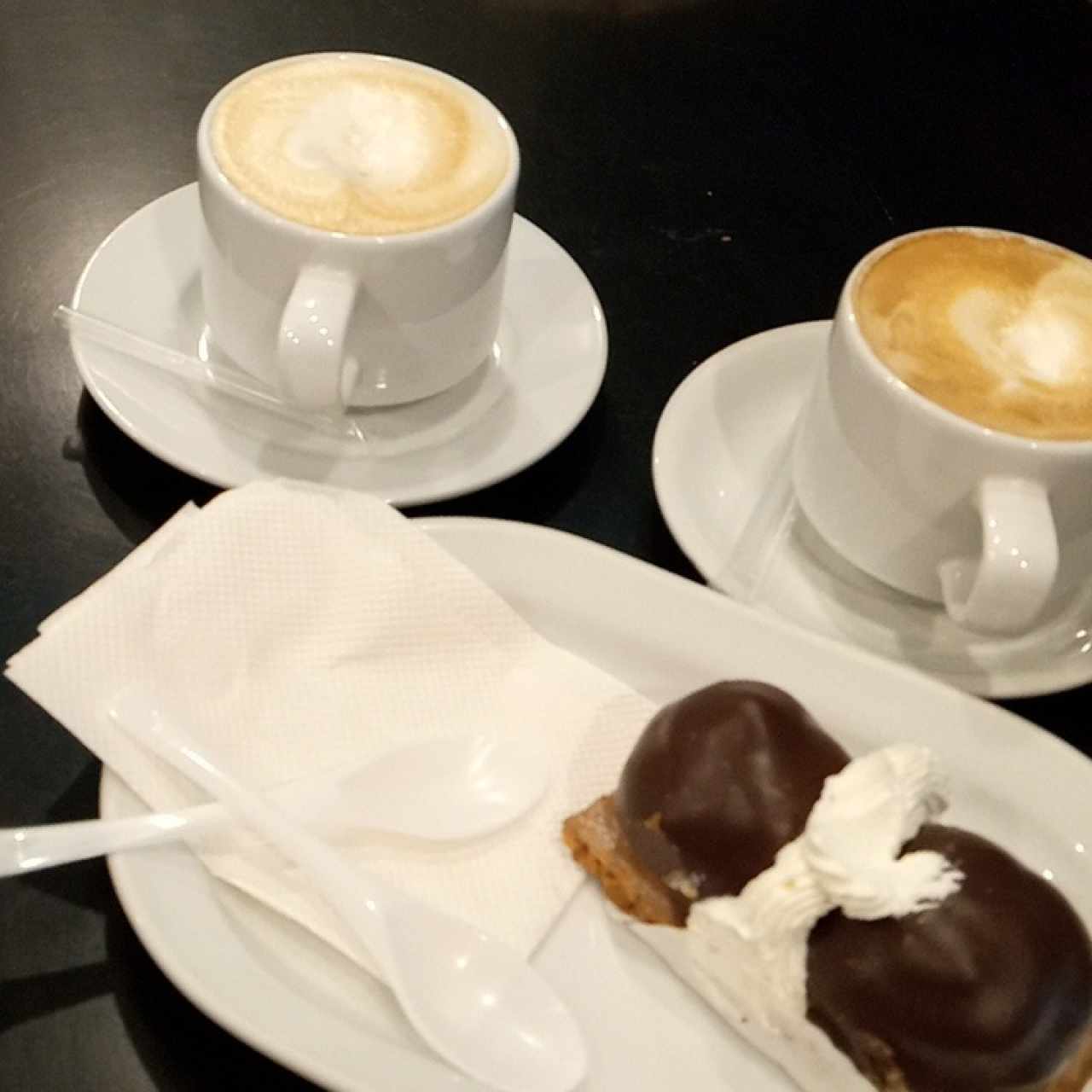 café con leche y profiteroles 