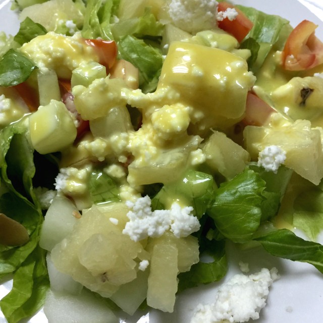 Ensalada de piña con queso de cabra 